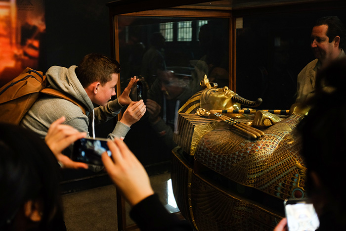 Students take photos of King Tut's tomb